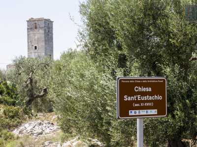 Superiamo un cartello che segnala la presenza del nostro "obiettivo" e giriamo a destra in una stradina vicinale sterrata, giungendo finalmente dinanzi alla meta